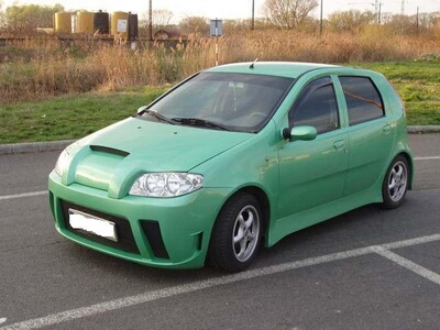 Kis zöld Fiat Punto